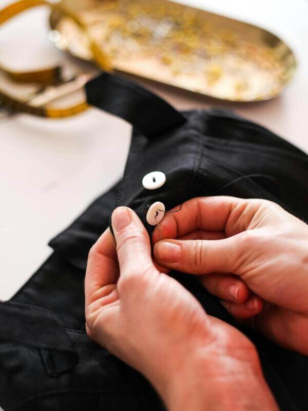 Artesã trabalhando com costura mesmo se sentindo sem apoio da família