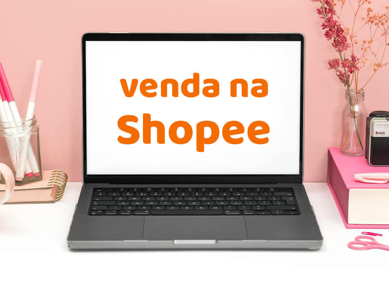 Laptop com a frase na tela "vender artesanato na shopee"