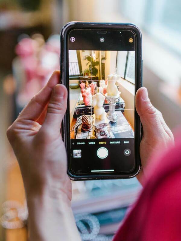 Artesão fotografando seu artesanato com o celular para divulgar nas redes sociais