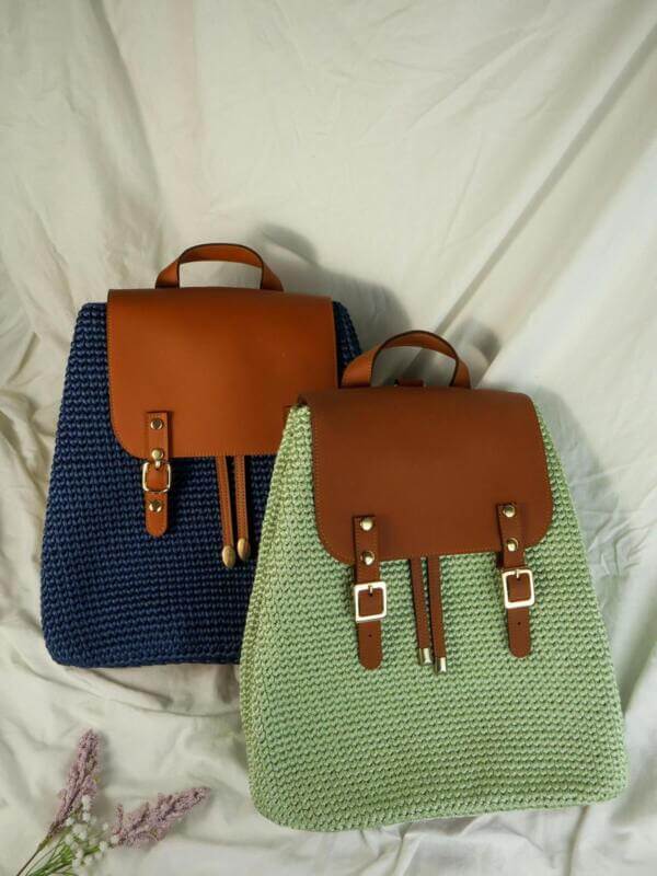 Foto de artesanato duas mochilas de crochê sobre um lençol