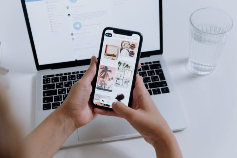 Artesão com o celular na mão conversando com o cliente para vender artesanato online