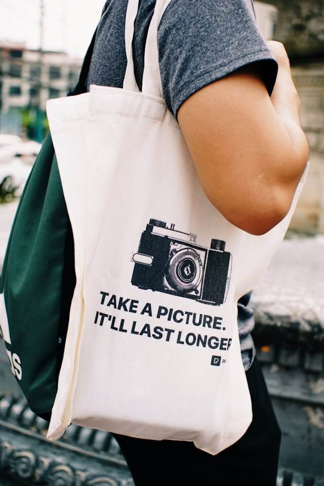 homem passeando com sua ecobag com zíper