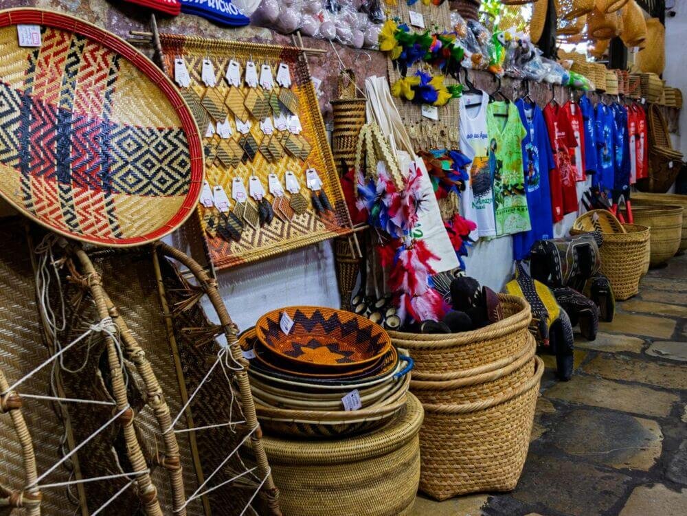 Peças artesanais expostas em um evento para pofissionais com a Carteira Nacional do Artesão