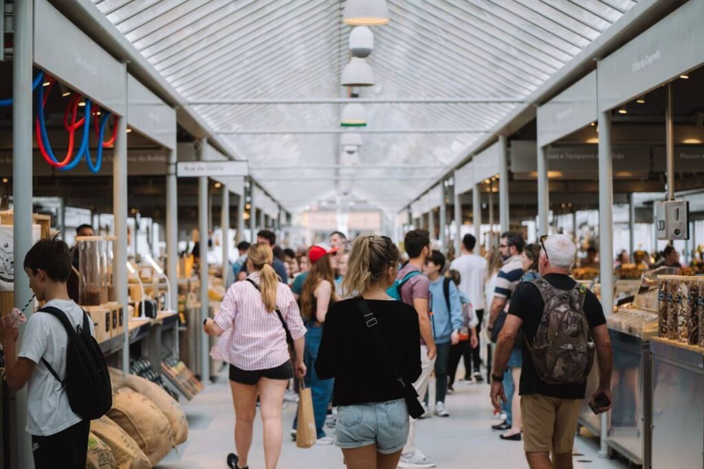 Pessoas passeando em uma feira de artesanato no Brasil 