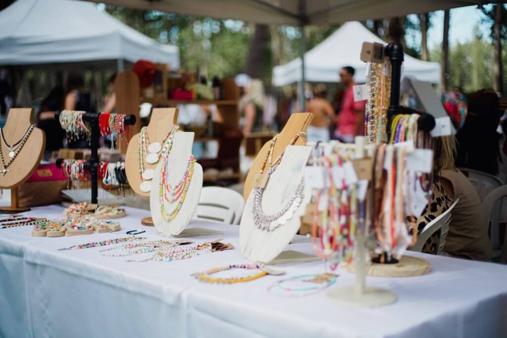 Barraca de uma feira de artesanato no Brasil