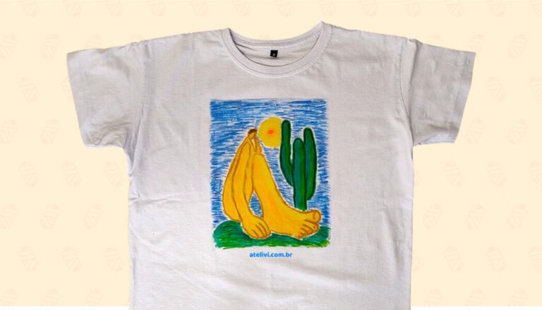 Camiseta com estampa feita em casa com giz para tecido e ferro de passar