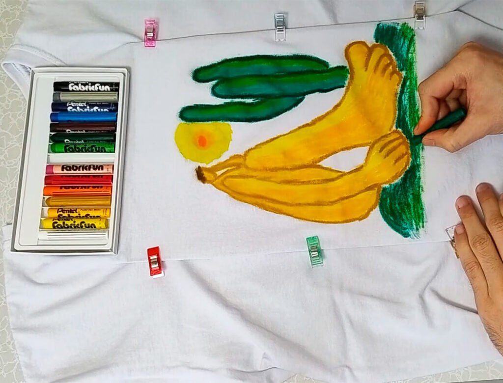 Desenhando com o giz para tecido diratamente na camiseta