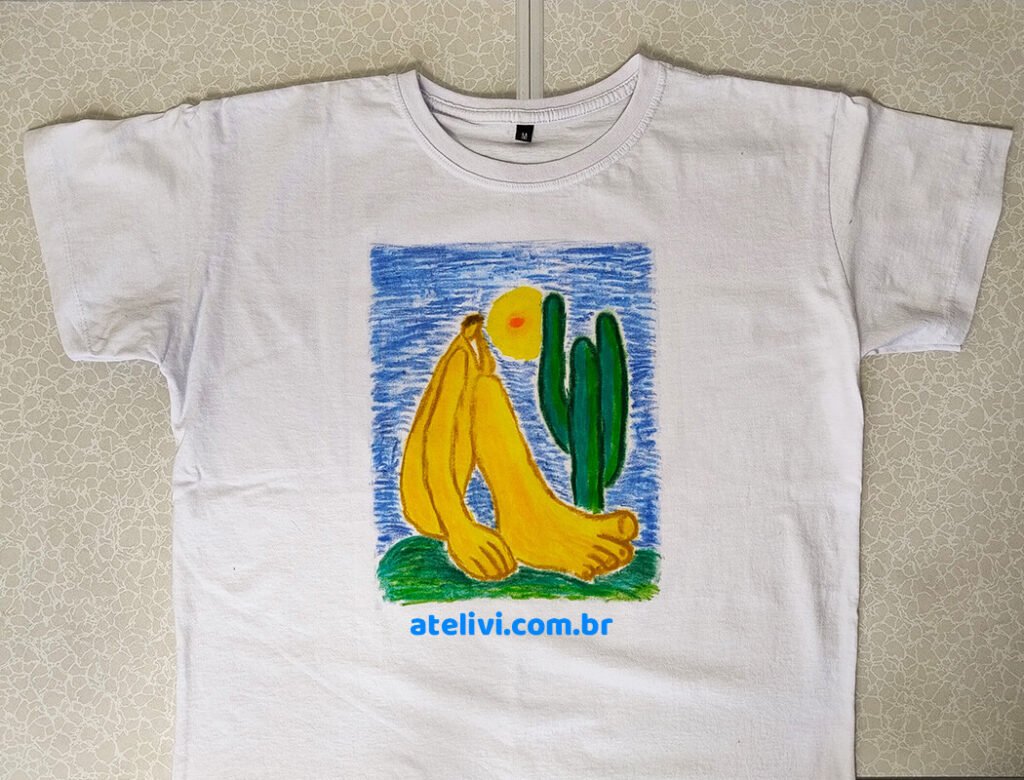 Camiseta estampada em casa com ferro de passar e giz para tecido