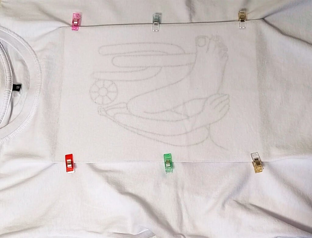 Papel dentro da camiseta na area onde será estampada