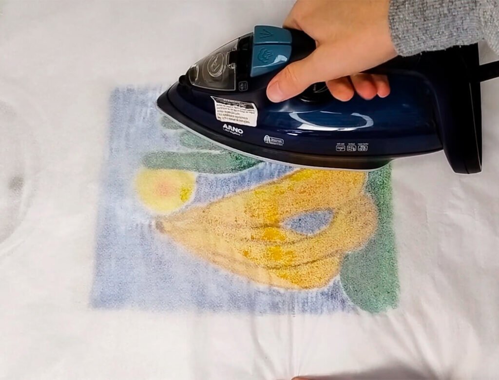 Estampando a camiseta em casa com ferro de passar