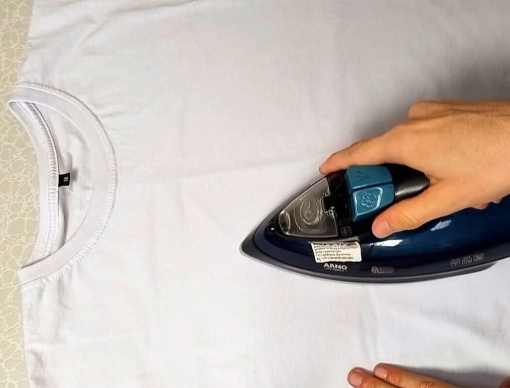 Passando a camiseta com ferro de passar